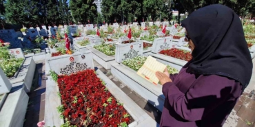 Babalar Günü’nde şehit mezarlığına gelenler bayrama buruk girdiler