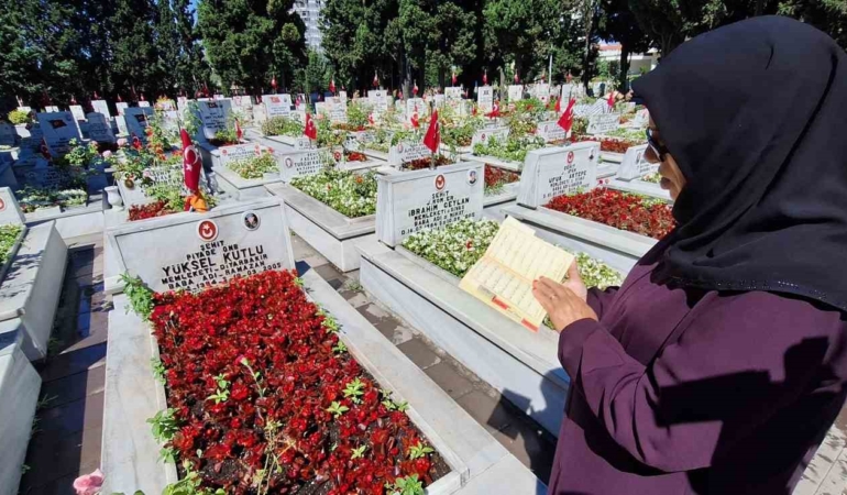 Babalar Günü’nde şehit mezarlığına gelenler bayrama buruk girdiler