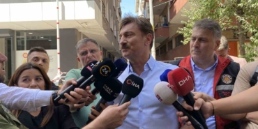 Bahçelievler Belediye Başkanı Bahadır, çatısı kısmen çöken binayı inceledi