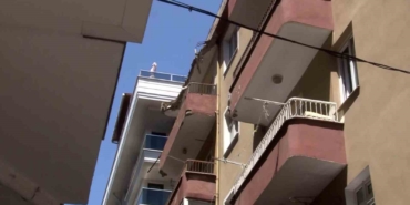 Bahçelievler Güngören Sokak üzerinde bulunan 4 katlı binanın en üst kat balkonunda çökme meydana geldi. Olay yerine itfaiye ve polis sevk edildi.