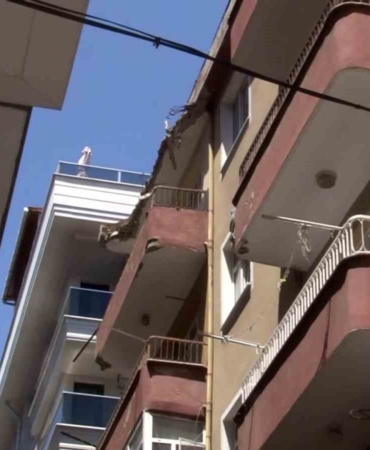 Bahçelievler Güngören Sokak üzerinde bulunan 4 katlı binanın en üst kat balkonunda çökme meydana geldi. Olay yerine itfaiye ve polis sevk edildi.