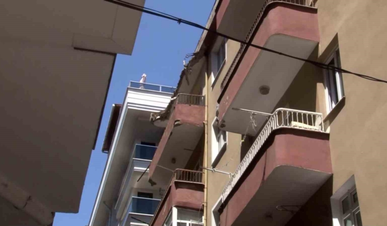Bahçelievler Güngören Sokak üzerinde bulunan 4 katlı binanın en üst kat balkonunda çökme meydana geldi. Olay yerine itfaiye ve polis sevk edildi.