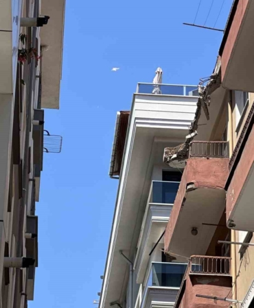 Bahçelievler’de binanın çatısında çökme yaşandı