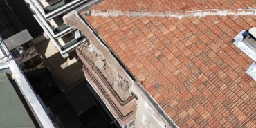 Bahçelievler’de çatısında çökme yaşanan bina havadan görüntülendi