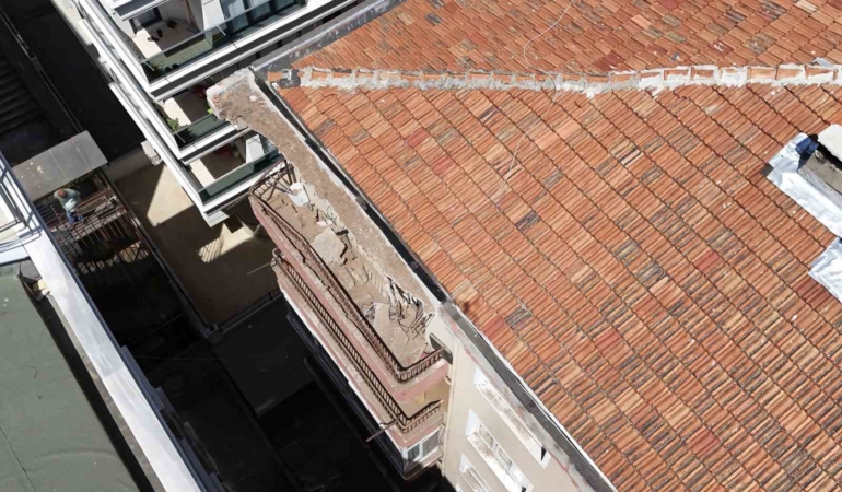 Bahçelievler’de çatısında çökme yaşanan bina havadan görüntülendi