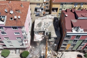 Bahçelievler’de kısmen çöken binanın kontrollü yıkımına başlandı