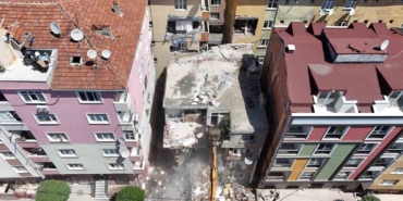 Bahçelievler’de kısmen çöken binanın kontrollü yıkımına başlandı