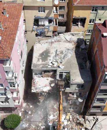 Bahçelievler’de kısmen çöken binanın kontrollü yıkımına başlandı