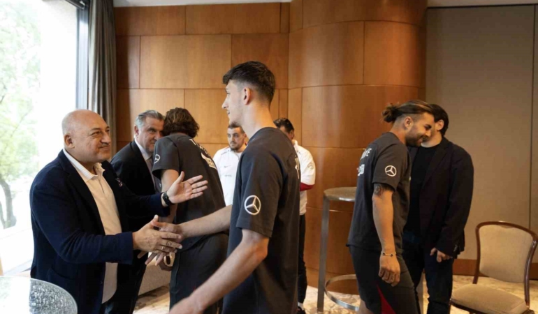 Bakan Bak ve Başkan Büyükekşi, A Milli Takım’a başarılar diledi