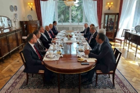 Bakan Bak ve TFF Başkanı Büyükekşi, Varşova Büyükelçiliği’nde ağırlandı