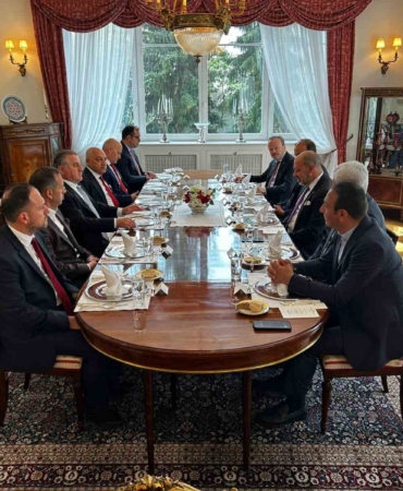 Bakan Bak ve TFF Başkanı Büyükekşi, Varşova Büyükelçiliği’nde ağırlandı