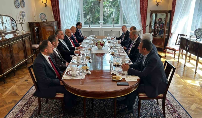 Bakan Bak ve TFF Başkanı Büyükekşi, Varşova Büyükelçiliği’nde ağırlandı