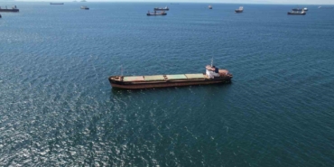 Bakırköy açıklarında karaya oturan gemi havadan görüntülendi