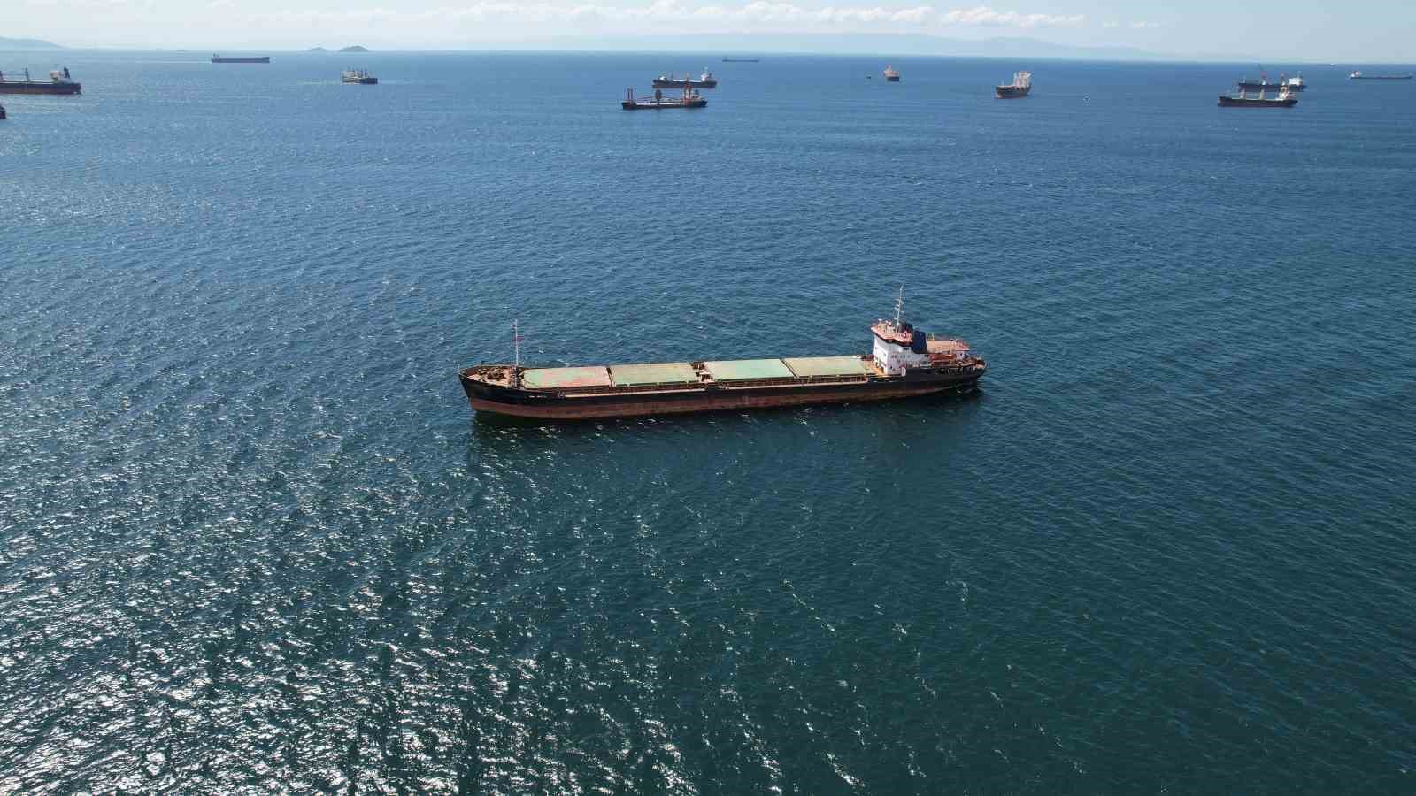 Bakırköy açıklarında karaya oturan gemi havadan görüntülendi