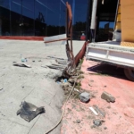 Bakırköy’de sürücüsünün kontrolünden çıkan otomobil gece kulübüne girdi