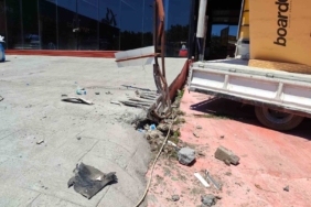 Bakırköy’de sürücüsünün kontrolünden çıkan otomobil gece kulübüne girdi