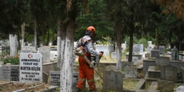Balıkesir Büyükşehir, mezarlıkları bayrama hazırlıyor