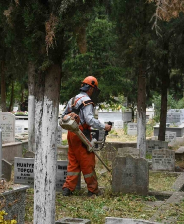 Balıkesir Büyükşehir, mezarlıkları bayrama hazırlıyor
