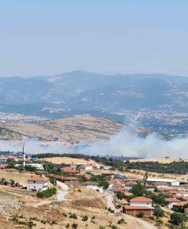 Balıkesir’de arazi yangınına havadan ve karadan müdahale ediliyor