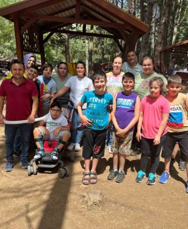 Balıkesir’de özel çocuklar ve aileleri sınıflarının kapatılmamasını istiyor