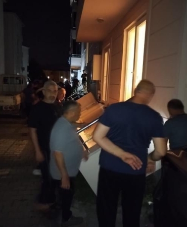 Balkon büyük gürültü ile çöktü