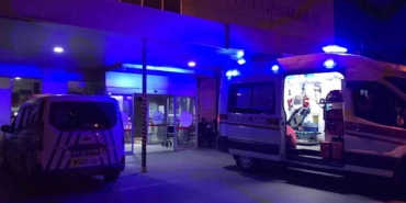 Balkondaki kuş kafesini temizlerken aracın üzerine düşerek yaralandı