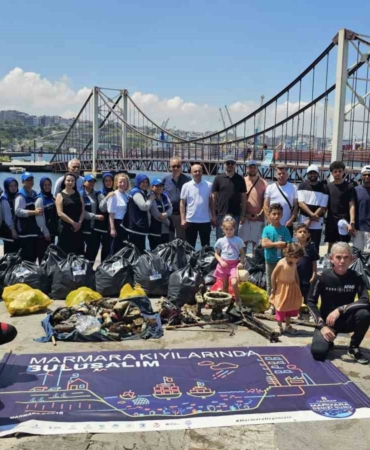 Bandırma sahilinde 1 Saatte 980 Kilogram atık çıkarıldı