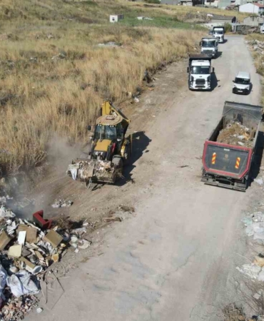 Bandırma’da çöp dağları temizleniyor