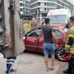 Bandırma’da feci kaza: Dorse ile otomobilin arasına sıkıştı