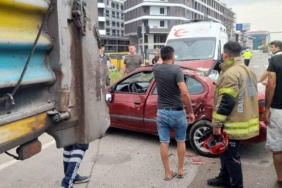 Bandırma’da feci kaza: Dorse ile otomobilin arasına sıkıştı