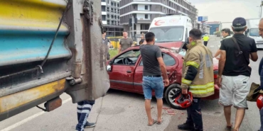 Bandırma’da feci kaza: Dorse ile otomobilin arasına sıkıştı
