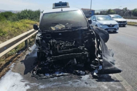 Bandırma’da seyir halindeki araç alev aldı