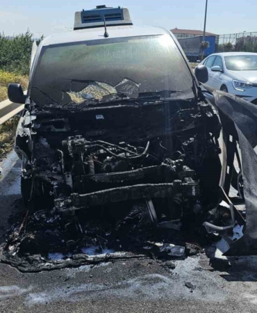 Bandırma’da seyir halindeki araç alev aldı