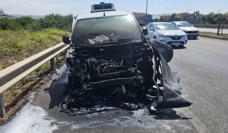 Bandırma’da seyir halindeki araç alev aldı
