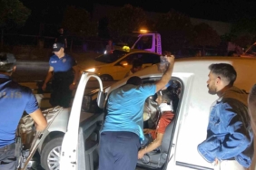 Bariyere çarpan araçta 2 kişi sıkıştı