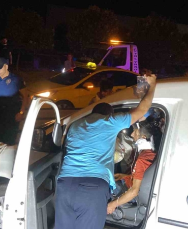 Bariyere çarpan araçta 2 kişi sıkıştı