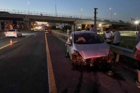 Bariyerlere çarpan otomobildeki 4 kişi yaralandı
