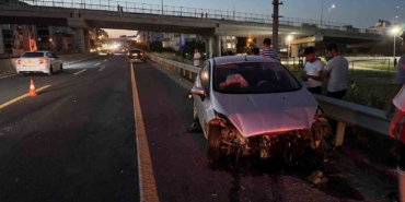 Bariyerlere çarpan otomobildeki 4 kişi yaralandı