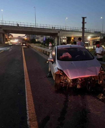 Bariyerlere çarpan otomobildeki 4 kişi yaralandı