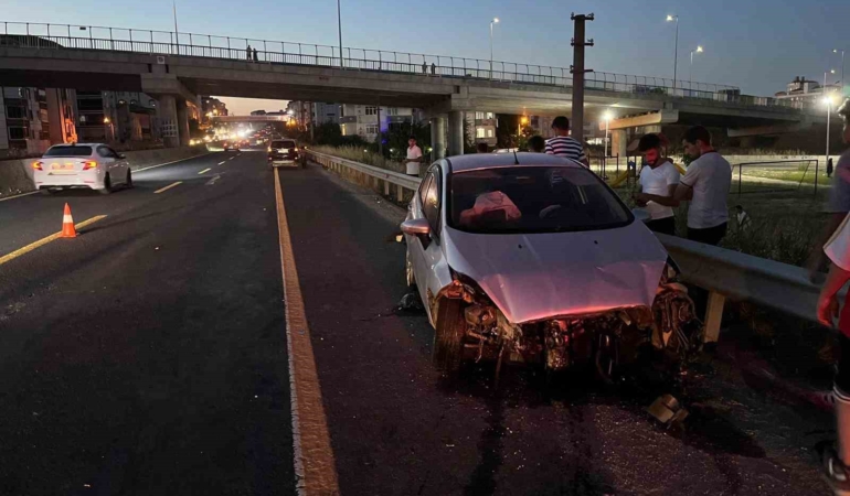 Bariyerlere çarpan otomobildeki 4 kişi yaralandı
