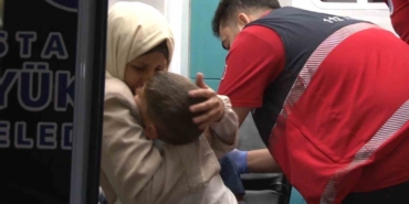 Başakşehir’de çocuklarını rehin alıp camdan sarkıtan baba gözaltına alındı