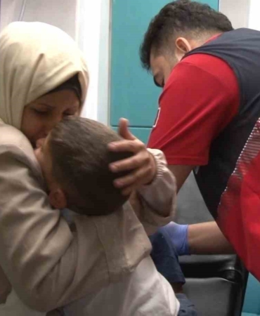 Başakşehir’de çocuklarını rehin alıp camdan sarkıtan baba gözaltına alındı