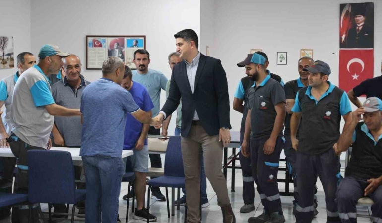 Başkan Adıgüzel: “Bayram gününde Ataşehirimize hizmet eden ve emek harcayan tüm çalışanlarımızı takdir ediyorum”