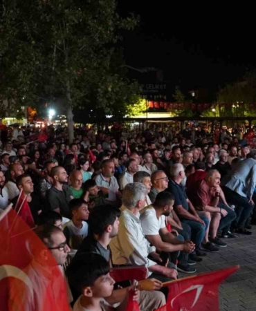 Başkan Aydın, galibiyet coşkusunu vatandaşlarla yaşadı