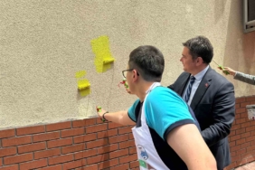 Başkan Aydın, öğrenciler ile birlikte okul boyadı