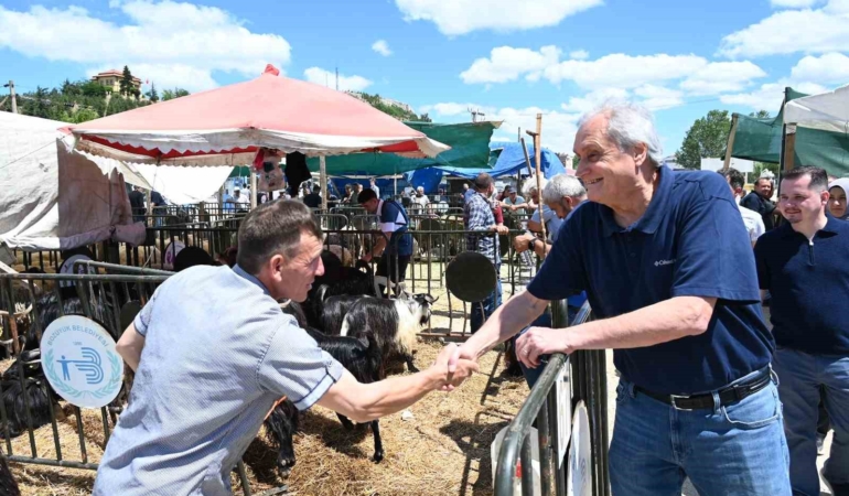 Başkan Bakkalcıoğlu canlı hayvan pazarını ziyaret etti