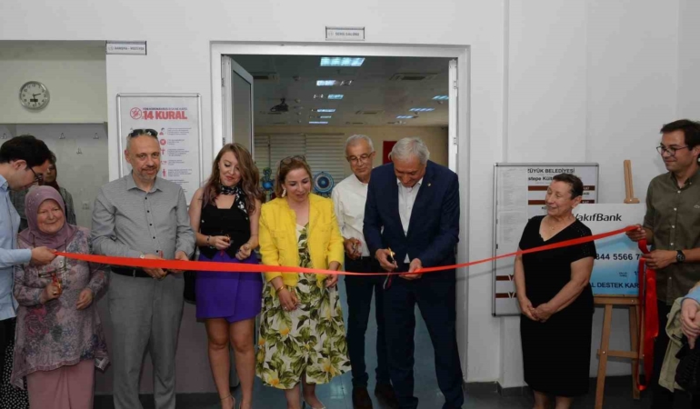 Başkan Bakkalcıoğlu “Dünyanın Renkleri” adlı resim sergisinin açılışına katıldı