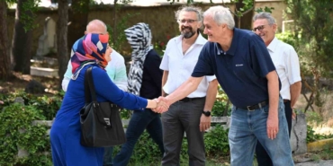 Başkan Bakkalcıoğlu mezarlık ziyaretine gelen hemşehrilerinin bayramını kutladı
