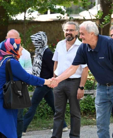 Başkan Bakkalcıoğlu mezarlık ziyaretine gelen hemşehrilerinin bayramını kutladı