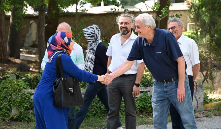 Başkan Bakkalcıoğlu mezarlık ziyaretine gelen hemşehrilerinin bayramını kutladı